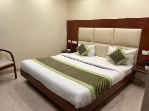 Postel nebo postele na pokoji v ubytování Hotel Sapphire Dx 1 Minutes Walking Distance From New Delhi Railway Station