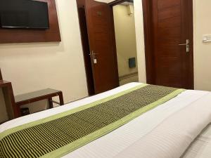 Postel nebo postele na pokoji v ubytování Hotel Sapphire Dx 1 Minutes Walking Distance From New Delhi Railway Station