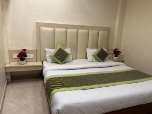 Postel nebo postele na pokoji v ubytování Hotel Sapphire Dx 1 Minutes Walking Distance From New Delhi Railway Station