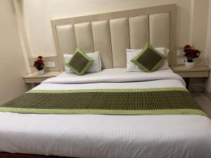 Postel nebo postele na pokoji v ubytování Hotel Sapphire Dx 1 Minutes Walking Distance From New Delhi Railway Station