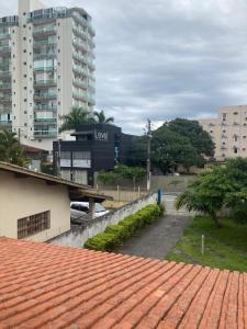 Una vista de un edificio con techo de tejas rojas. en Sunset House Caraguatatuba S, en Caraguatatuba 10 fotos más