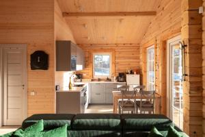 Χώρος καθιστικού στο Pine Valley Villa - beautiful nature, jacuzzi, sauna, cozy log house