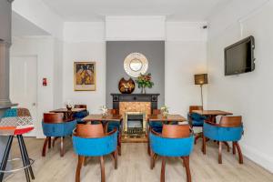 TV a/nebo společenská místnost v ubytování Dial House Hotel