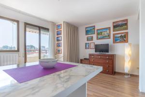 a kitchen with a large bowl on a counter at Apartamento Niza in Oropesa del Mar