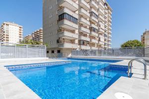 a large swimming pool in front of a building at Apartamento Niza in Oropesa del Mar