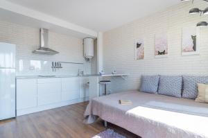 a living room with a bed and a kitchen at Apartamento Niza in Oropesa del Mar