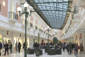 a group of people walking through a shopping mall at Disney 3 mn, 14 people , 4 bedrooms, 2 parkings privés in Chessy