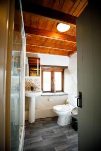 Koupelna v ubytování Stone cottage in rural Pembrokeshire + 31 fotografií