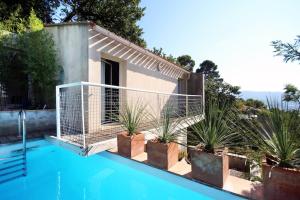 a house with a swimming pool and some plants at Villa Sainte-Claire maison avec studio in Hyères