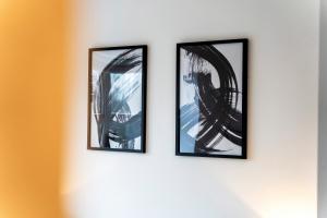 drie ingelijste foto's aan een muur bij Luxury 1-Bed Apartment in JQ, Sleeps 3, Parking & Netflix, Ideal for contractors in Birmingham