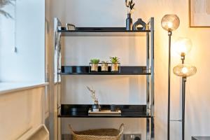 een plank met planten in een kamer bij Luxury 1-Bed Apartment in JQ, Sleeps 3, Parking & Netflix, Ideal for contractors in Birmingham