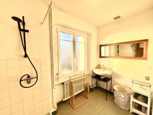 L'Authentik في Gouesnach: حمام مع دش ومغسلة ونافذة