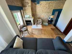 L'Authentik في Gouesnach: غرفة معيشة بها أريكة وطاولة