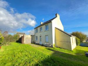 L'Authentik في Gouesnach: منزل أبيض صغير على حقل عشبي