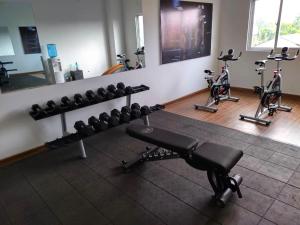 Γυμναστήριο ή/και όργανα γυμναστικής στο One bedroom 7th Floor Apartment in Ocean Breeze Hotel Residencies Negombo