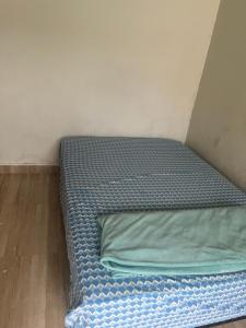 Bett mit Kissen in einem Zimmer in der Unterkunft Centro caiçara in Praia Grande