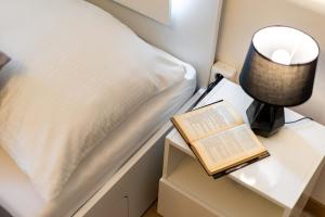 Posteľ alebo postele v izbe v ubytovaní Calm Center Modern Apartment