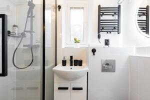 Kúpeľňa v ubytovaní Calm Center Modern Apartment + 21 fotografií
