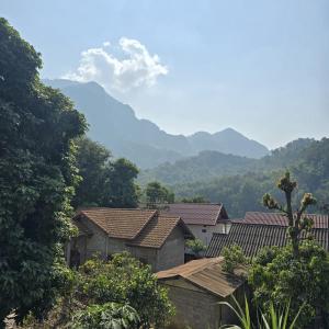 Un grupo de casas con montañas al fondo en Nature tour Guesthouse, en Nongkhiaw 41 fotos más