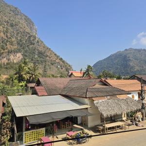 un edificio con una montaña al fondo en Nature tour Guesthouse, en Nongkhiaw