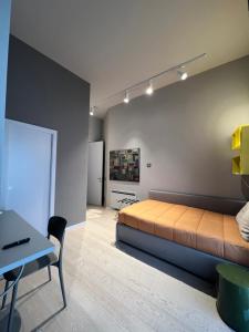 アグリジェントにあるLuxor Home Vista incantevoleのベッドとテーブルと机のある寝室