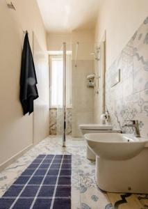 a bathroom with a sink and a tub and a toilet at Academia in Cremona