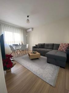 Posezení v ubytování Emmas Place- Apartamenti modern por miqesor ne qender te Elbasanit