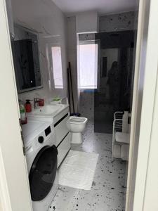 Koupelna v ubytování Emmas Place- Apartamenti modern por miqesor ne qender te Elbasanit