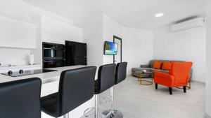 Televiisor ja/või meelelahutuskeskus majutusasutuses Genesis Residences