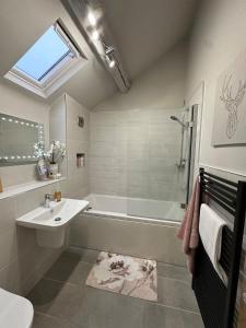 Bilik mandi di Luxury two bedroom Loft