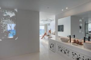 Meraki Resort Sharm El Sheikh Adults only的电视和/或娱乐中心
