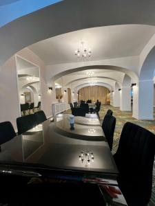 a conference room with a long table and chairs at COCHET BOUTIQUE in Târgu Jiu