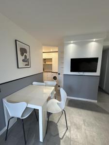 Televízia a/alebo spoločenská miestnosť v ubytovaní Résidence Graziella Appartement 222