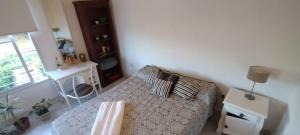 a small living room with a couch and a table at Rincón SierraVista in Cosquín