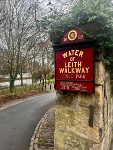 una señal para el agua del parque Leith Walker en Cozy flat in the heart of Leith, en Edimburgo