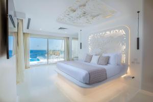 Meraki Resort Sharm El Sheikh Adults only客房内的一张或多张床位