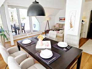 Posezení v ubytování Ferienwohnung Seeloft mit Balkon und Seeblick