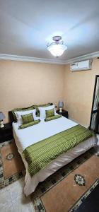 Postel nebo postele na pokoji v ubytování Luxury apartment in Gueliz, near the Majorelle Garden and Yves Saint Laurent Museum