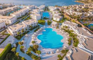 沙姆沙伊赫Meraki Resort Sharm El Sheikh Adults only的带游泳池的度假村的鸟瞰图