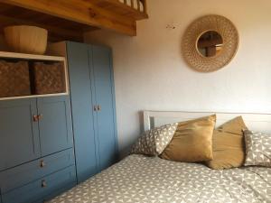 a bedroom with a bed and a mirror on the wall at El rincón de la Rapeda in Villanúa