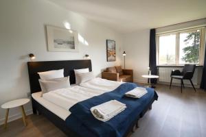 Ένα ή περισσότερα κρεβάτια σε δωμάτιο στο Hotel Skanderborghus