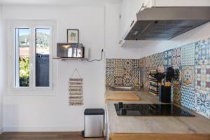 a kitchen with a sink and a window at Appartement T4 Carqueiranne in Carqueiranne +15 photos