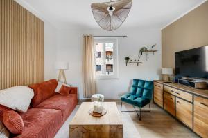 a living room with a couch and a tv at Appartement T4 Carqueiranne in Carqueiranne