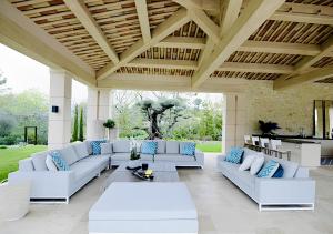 ein Wohnzimmer mit weißen Sofas und einem Tisch in der Unterkunft Villa Qalaisie - Luxury Villa for 16 on Terre Blanche Golf Estate in Tourrettes