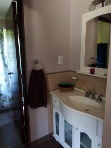 ein Badezimmer mit Waschbecken und Spiegel in der Unterkunft Los Tres Soles in Mar del Plata + 13 Fotos