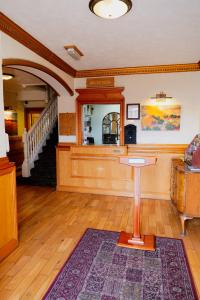 een woonkamer met een tafel in het midden van een kamer bij Station Hotel Larbert in Falkirk