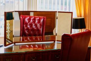 een rode stoel die op een bureau staat bij Station Hotel Larbert in Falkirk
