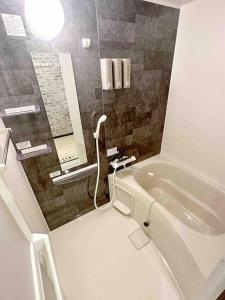 Ένα μπάνιο στο 福源阁-独栋-别墅-新深江站步行5分-難波-心斋桥直达-便捷前往京都奈良