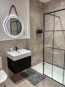 Ένα μπάνιο στο Modern Leeds Central Stay -2 min walk from station