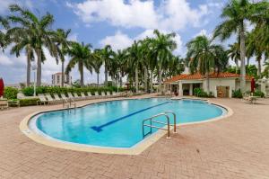 une grande piscine avec des palmiers en arrière-plan dans l'établissement Bahia Vista 14-363 New Listing Club Bahia, à Tierra Verde